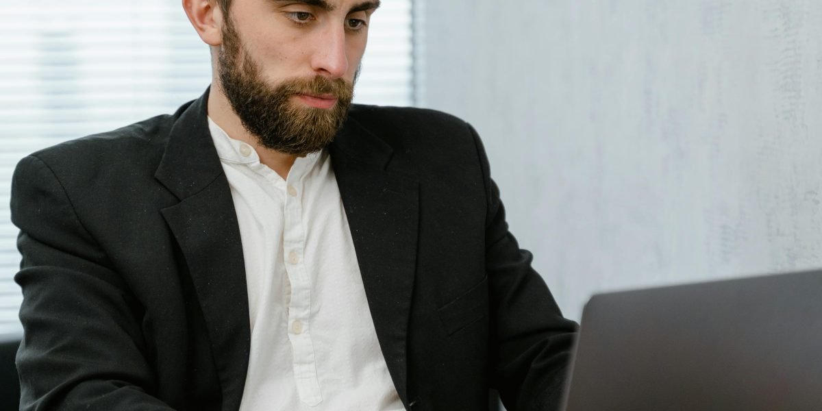 This guide explains how to break into entry-level data analyst jobs in 2026 by describing the current job market, the day-to-day responsibilities, and the exact...