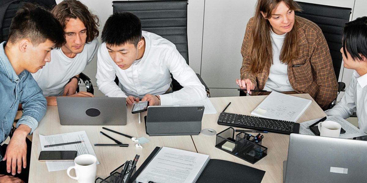 Modern project teams integrate AI literacy into leadership, fostering collaboration to manage complex AI lifecycles and outputs.