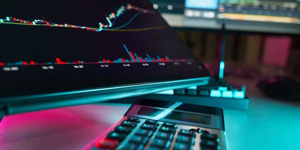 This article is a practical roadmap for landing entry-level data analyst jobs in 2026, blending traditional analytics skills with new expectations around AI saf...
